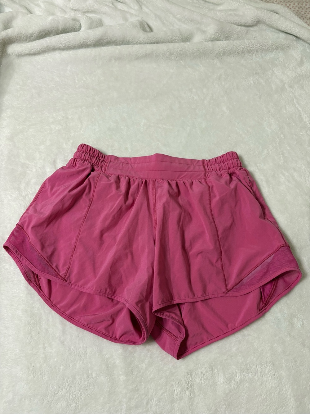 LULULEMON NWOT HOTTY HOTS LR 2.5in Women’s Active Running Shorts in Magenta